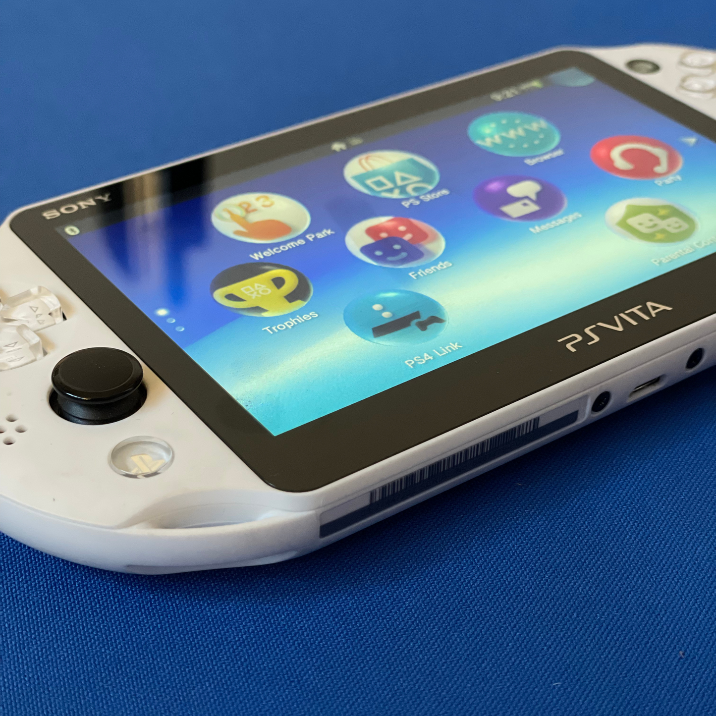 Sony PlayStation Vita 2000 (Slim) Glacier White